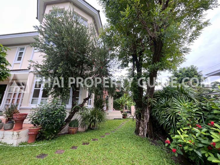 House with Shared Pool in Sukhumvit 